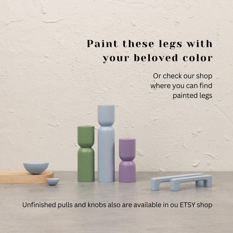Puede incluir: Imagen de patas de muebles de madera pintadas en verde, azul claro y morado. El texto dice: "Pinta estas patas con tu color favorito" y "Tiradores y pomos sin terminar tambi&eacute;n est&aacute;n disponibles en nuestra tienda Etsy."