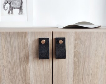 Black felt loop knob with oak wood detail I Natural wool I Grey drawer handle