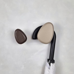 Gancho de pared minimalista beige: Decoración de pared marrón