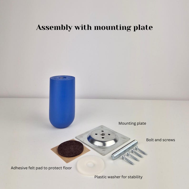 Puede incluir: Una pata de mueble azul con base redondeada, junto con una placa de montaje, tornillos, una almohadilla de fieltro y una arandela de pl&aacute;stico. El texto "Assembly with mounting plate" es visible.