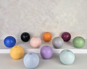 Piedini colorati a forma di sfera per mobili: un trucco IKEA per sostituire le gambe dei mobili.