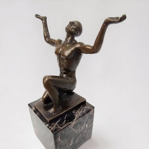 Bronze Adonis Skulptur auf Marmorsockel - Von Milo Inspirierter Antiker Stil