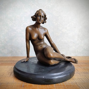 Bronzen sculptuur vrouwelijke muze: sensuele art-decostijl