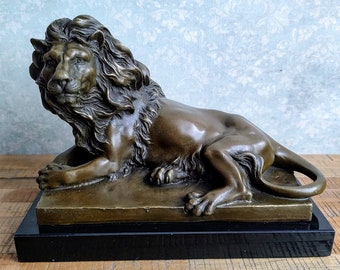 Sculpture de lion en bronze sur socle en marbre - Sculpture majestueuse, une luxueuse décoration de cheminée en bronze