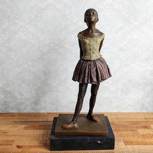 Kleine Tänzerin im Alter von vierzehn Jahren Skulptur Edgar Degas, 15 Zoll 38 cm, Bronze Skulptur einer kleinen Tänzerin im Alter von vierzehn Jahren Impressionismus