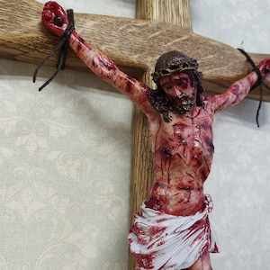 Crucifijo de Jesús, La Pasión de Cristo, Arte católico realista hecho a mano, Regalo religioso imagen 3