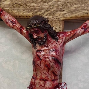 Crucifijo de Jesús, La Pasión de Cristo, Arte católico realista hecho a mano, Regalo religioso imagen 4