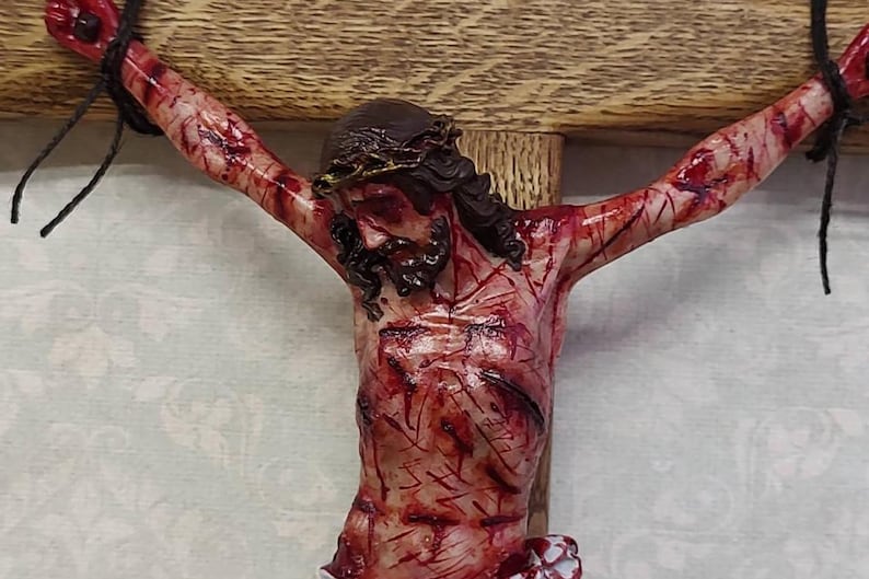 Crucifijo de Jesús, La Pasión de Cristo, Arte católico realista hecho a mano, Regalo religioso imagen 4