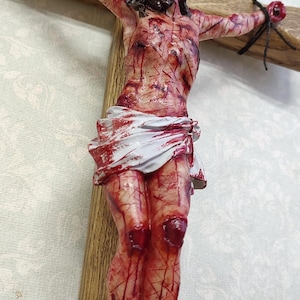 Crucifijo de Jesús, La Pasión de Cristo, Arte católico realista hecho a mano, Regalo religioso imagen 9