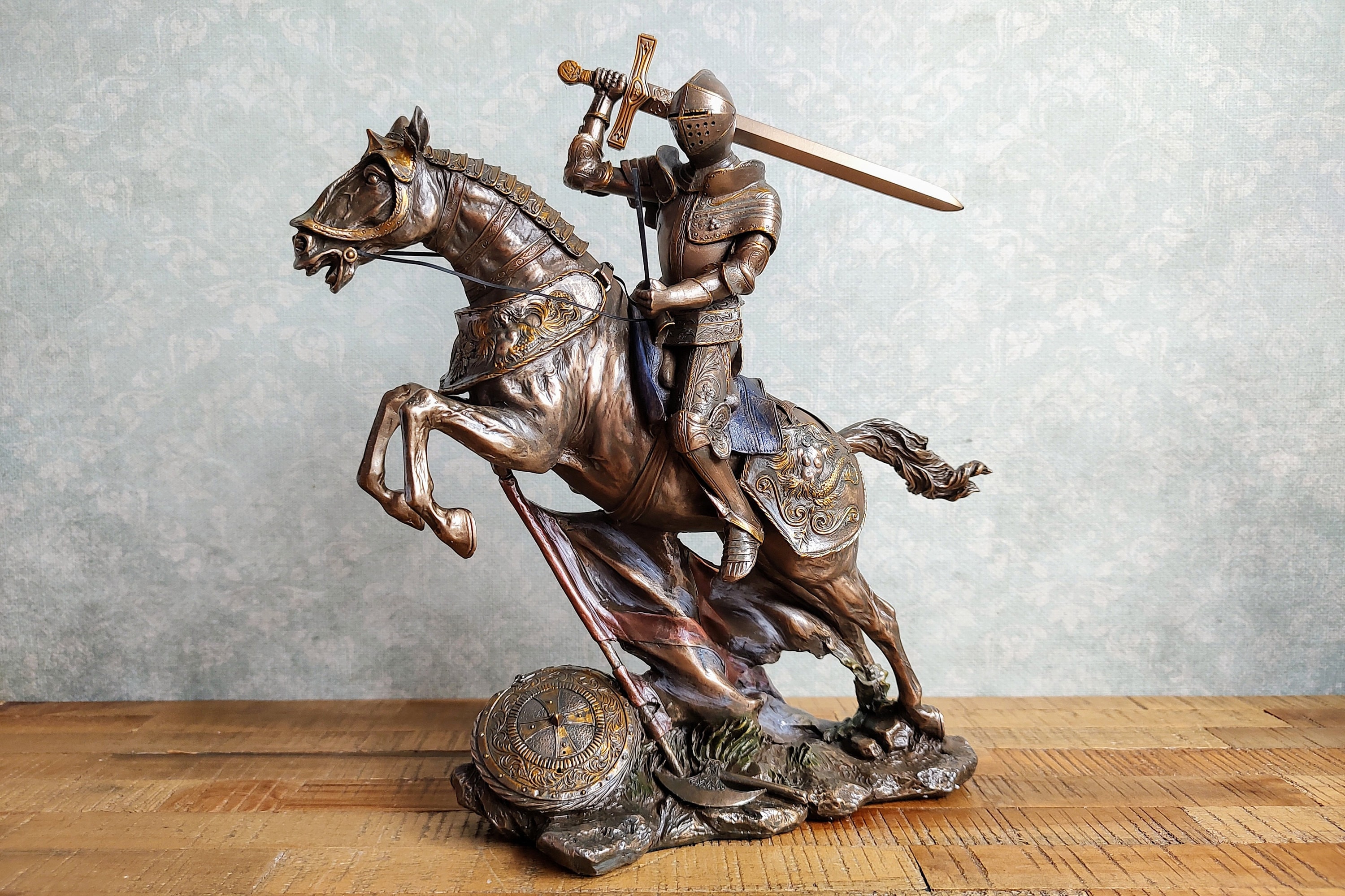 跳躍する馬上の騎士、剣を持った中世の馬上の騎士の彫刻 - Etsy 日本