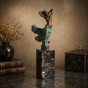 Art Deco-staty i brons med dansare – Elegant kvinnlig skulptur på marmorbas – Signerad bronsfigur – Heminredning i vintagestil – Samlargåva