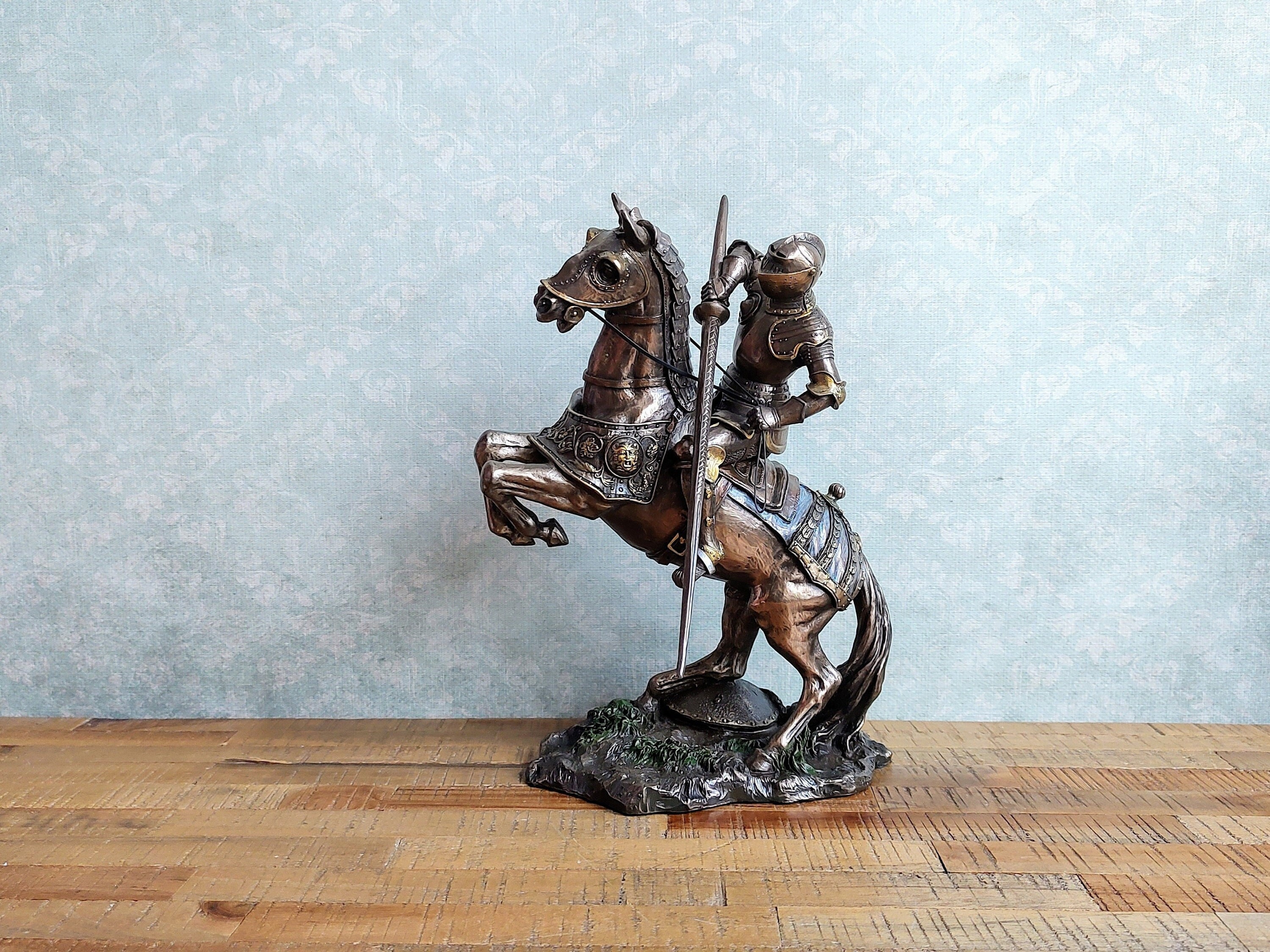 Cavaliere Medioevale con Scudo e Lancia