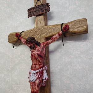 Crucifijo de Jesús, La Pasión de Cristo, Arte católico realista hecho a mano, Regalo religioso imagen 6