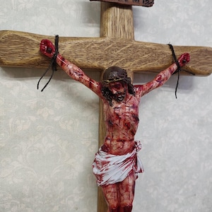 Crucifijo de Jesús, La Pasión de Cristo, Arte católico realista hecho a mano, Regalo religioso imagen 1