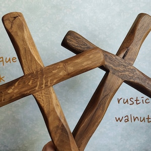 Puede incluir: Dos cruces de madera, una de roble antiguo y la otra de nogal r&uacute;stico. Ambas cruces est&aacute;n hechas a mano y tienen un aspecto r&uacute;stico &uacute;nico.