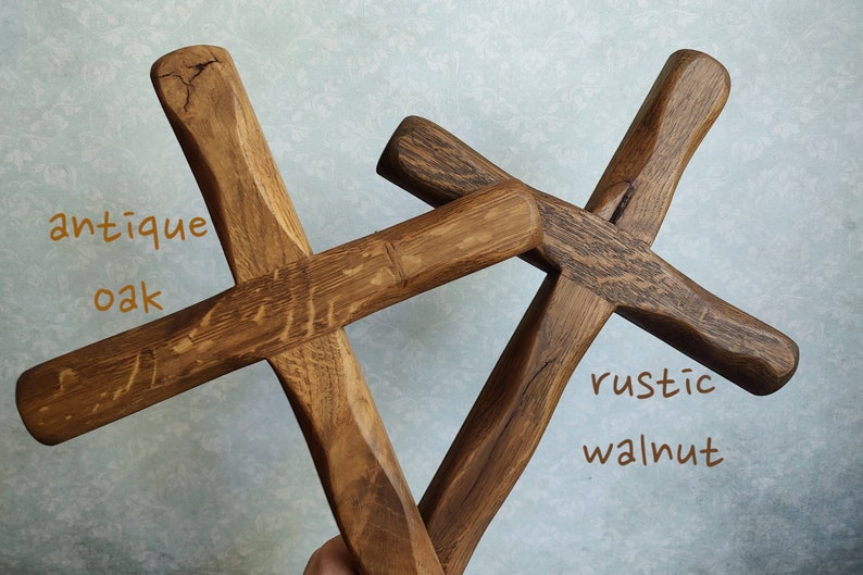 Puede incluir: Dos cruces de madera, una de roble antiguo y la otra de nogal r&uacute;stico. Ambas cruces est&aacute;n hechas a mano y tienen un aspecto r&uacute;stico &uacute;nico.