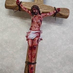 Crucifijo de Jesús, La Pasión de Cristo, Arte católico realista hecho a mano, Regalo religioso imagen 5