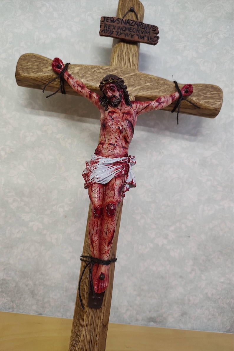Crucifijo de Jesús, La Pasión de Cristo, Arte católico realista hecho a mano, Regalo religioso imagen 5