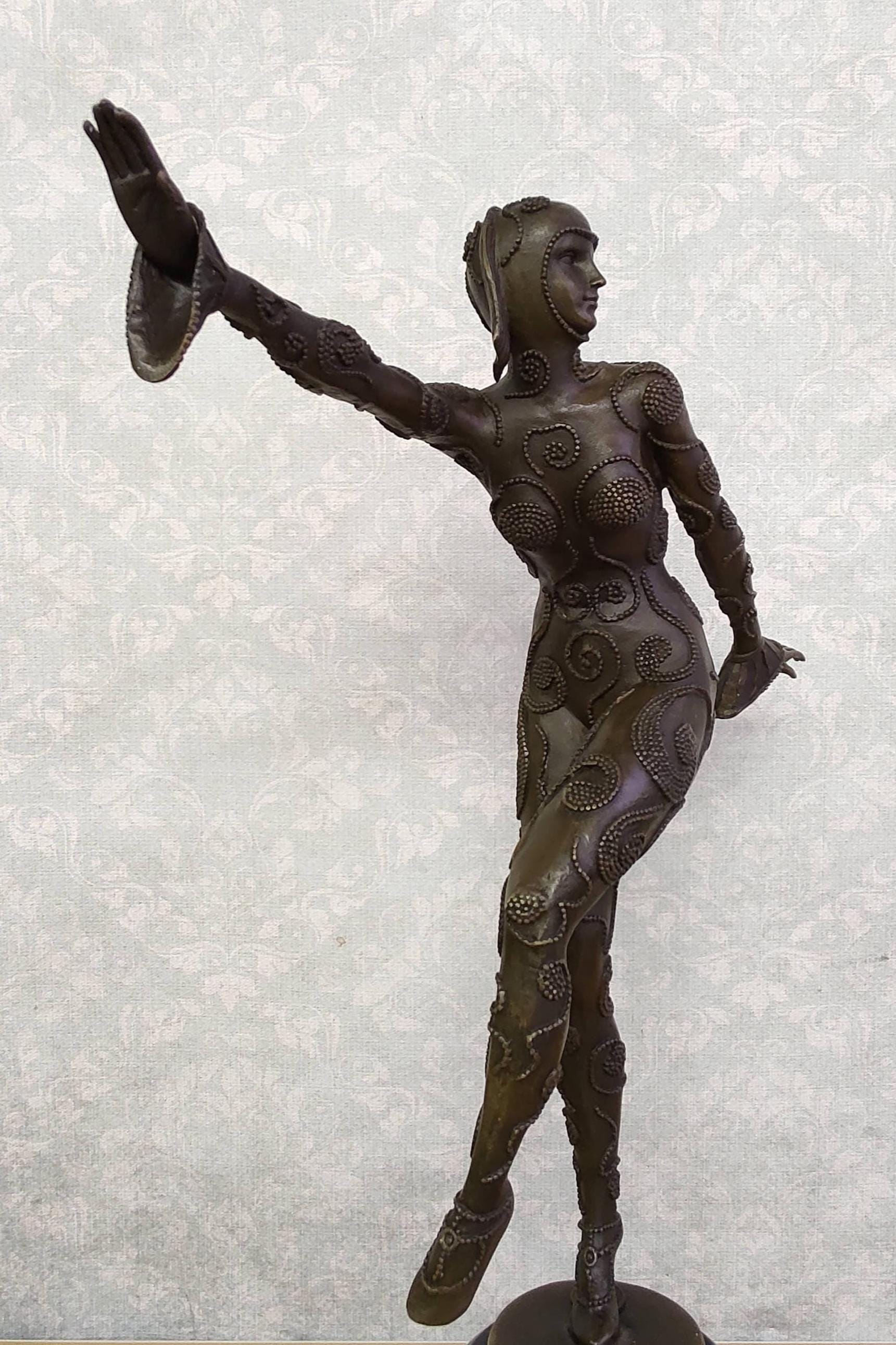 アールデコ様式の踊り子像 フランスのアールデコ調ブロンズ像「フェニキアの踊り子」（大理石台座