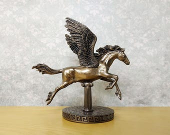 Pegasus Figur: Geflügelte Pferde Statue mit Sternzeichen Sockel