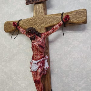 Crucifijo de Jesús, La Pasión de Cristo, Arte católico realista hecho a mano, Regalo religioso imagen 7
