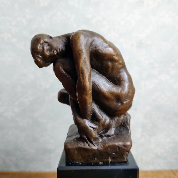 Sculpture en bronze homme la tête sur les genoux - Sculpture en bronze homme assis style A.Rodin