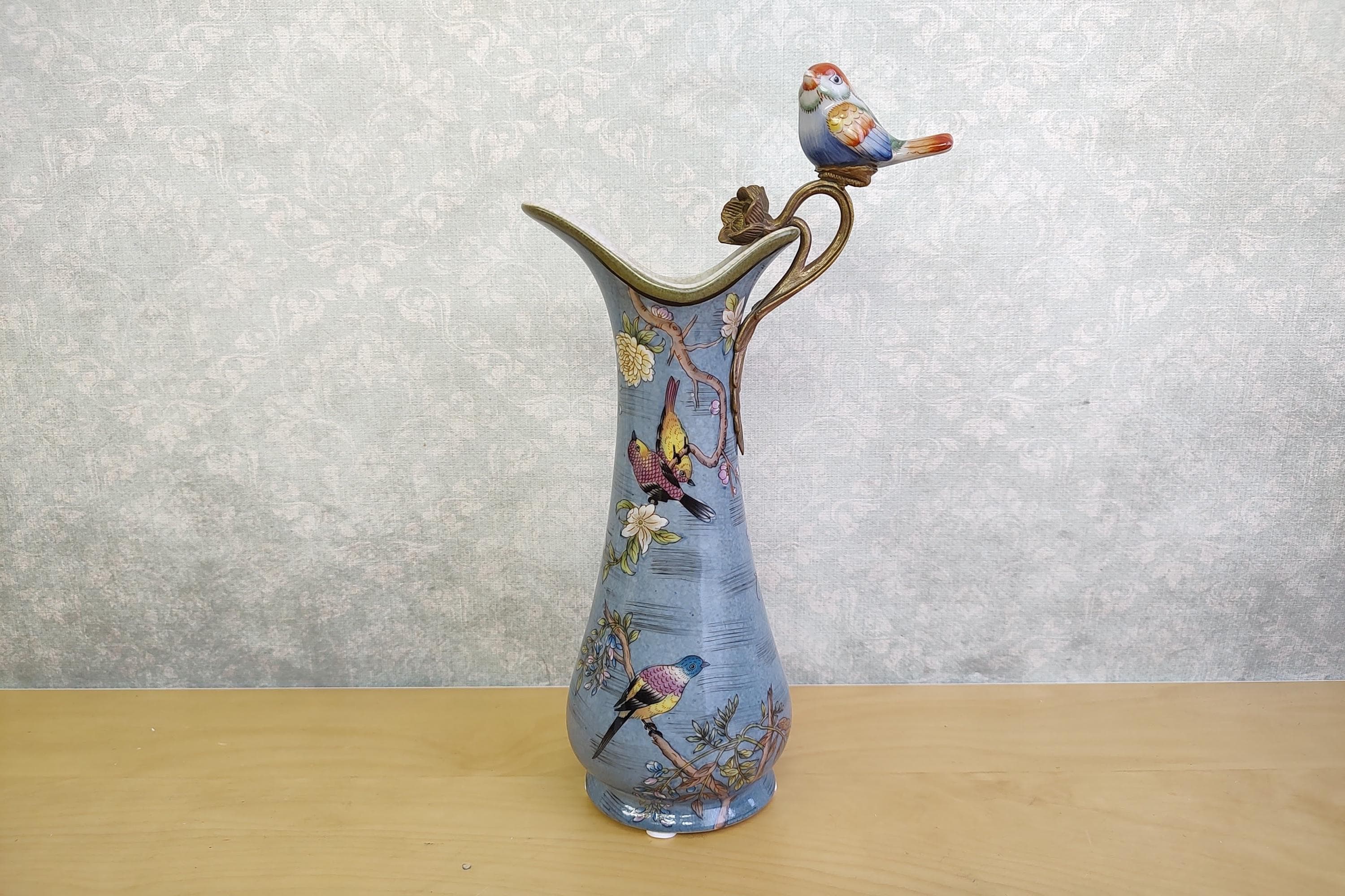 Base Chinois en porcelaine polychromes. Motifs paons/oiseaux du paradis. Col forme corolle avec ruban. 30 x 15 cm