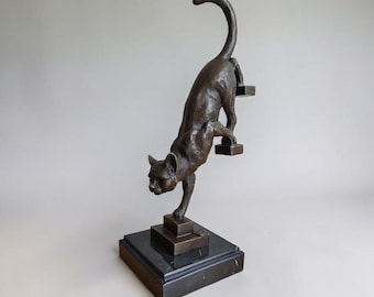 Figura de bronce de un gato, escultura de bronce de un gato bajando las escaleras, decoración para sala de estar, gato descendiendo escaleras, firmada y numerada.