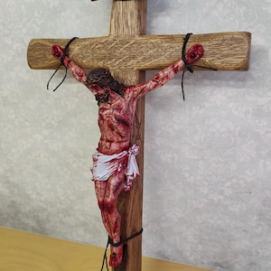 Crucifijo de Jesús, La Pasión de Cristo, Arte católico realista hecho a mano, Regalo religioso imagen 8
