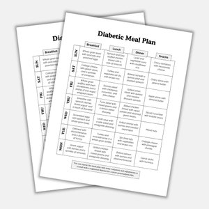 Puede incluir: Un plan de comidas diab&eacute;tico imprimible en blanco y negro con un horario semanal para el desayuno, el almuerzo, la cena y los refrigerios. El plan de comidas incluye una variedad de opciones de alimentos saludables, como tostadas integrales, queso cottage, espinacas y pollo asado.