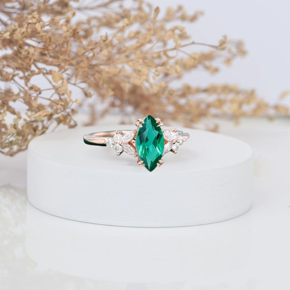 Bague en or rose émeraude taille marquise, bague de fiançailles