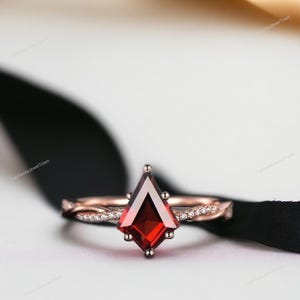 Vintage kite Cut Red Garnet Engagement Ring, Art Deco 14k Rose Gold Ruby Moissanite Cluster Rings For Women Unique Bridal Wedding Ring Gift