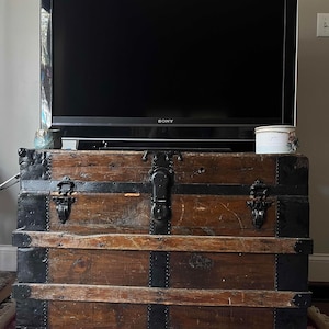 VINTAGE CEDAR CHEST