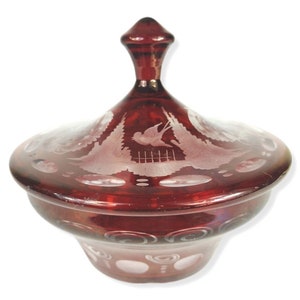 Boho Rubinrot Cut To Clear Tschechische Kristallschmuckschale mit Vögeln, Antike Egermann, Konfektschale, Deckelschale mit handgeschliffenem Design