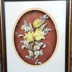 Décoration vintage 3D tulipes jaunes et marguerites dans un cadre en bois 14 x 12 po. Fait main, art mural des années 1980, art en couches sur papier, fleurs jaunes