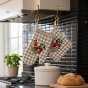 Puede incluir: Un letrero de madera rústica con el texto "Welcome to our home" en letras blancas. El letrero presenta un acabado envejecido y un diseño sencillo y acogedor, ideal para un porche o entrada.