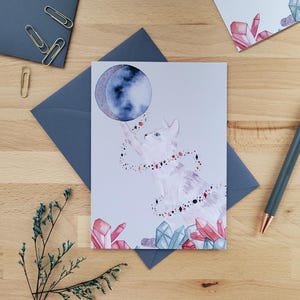 Biglietto d'auguri con gatto grigio con gemme ed elementi celesti, cancelleria unica per tutte le occasioni