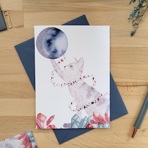Grijze kat-wenskaart met kristallen, maan en sterren, mystieke kaart voor alle gelegenheden