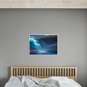 Può includere: Una stampa artistica incorniciata raffigurante una cascata che si riversa in uno specchio d'acqua sereno. L'opera d'arte utilizza blu, viola e verdi per creare una scena atmosferica. La stampa è montata su una cornice bianca.