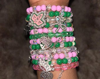 Conjunto de Pulseiras AKA Sorority: Pulseiras com Berloques Rosa e Verde