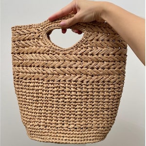 wzór na szydełkową torbę koszykową Roookies‘ Fish Bone Stitch Basket, Ispie raffia, wzór na torbę z raffii, wzór na szydełkową torbę