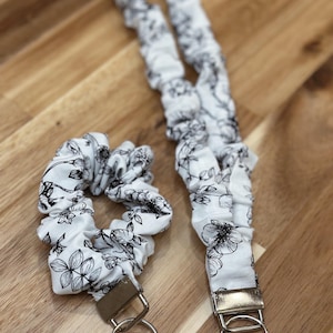 Llavero con cordón de tela y muñequera opcional estilo scrunchie