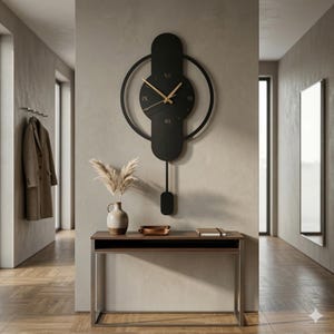 Könnte beinhalten: Eine moderne schwarze Wanduhr mit kreisförmigem Design und goldfarbenen Zeigern. Die Uhr hängt über einem Konsolentisch aus dunklem Holz mit Metallrahmen. Eine Vase mit Trockenblumen und eine kleine Schale stehen auf dem Tisch.