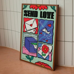 Peut inclure: Une affiche encadrée avec un cadre en bois. L'œuvre d'art présente les mots "SEND LOVE" au-dessus de quatre panneaux illustrés. Les panneaux représentent une lettre, un voilier, une fleur et une machine à courrier, tous sur le thème de l'amour.