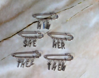 Pronomen Brosche, Pride Brosche, Sicherheitsnadel Brosche, Kiltnadel, Pin Anstecker, Taschenanhänger, Charms, Anstecker, Geschenk, Trans Non Binary LGBT Proud