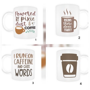 Puede incluir: Cuatro tazas de café blancas con diferentes diseños. La primera taza dice "Powered by pixie dust & coffee". La segunda taza dice "Bean there done that!" La tercera taza dice "I run on caffeine and cuss words". La cuarta taza tiene una taza de café marrón con un grano de café dentro.