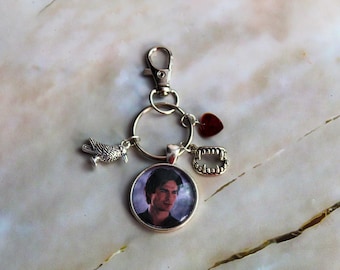 Charm de sac The Vampire Diaries, porte-clés TVD, Damon, breloque de sac Klaus cadeau cadeau famille sac à main bas de Noël breloques mignonnes mystère