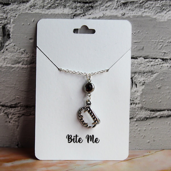 Collier Bite Me, Collier Vampire, Collier de pierres précieuses, Collier de charme, Cadeau Cadeau Famille Stocking Stuffer Bijoux Mignons Crocs Mythiques