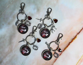 Charm de sac The Vampire Diaries, porte-clés TVD, Damon, breloque de sac Klaus cadeau cadeau famille sac à main bas de Noël breloques mignonnes mystère