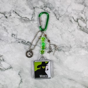 Wicked Carabiner Nyckelring, Musikalisk Nyckelring Stocking Stuffer Berlocker Teaterkarabiner Nyckelring Defying Gravity Nyckelring Elphaba Witch Green
